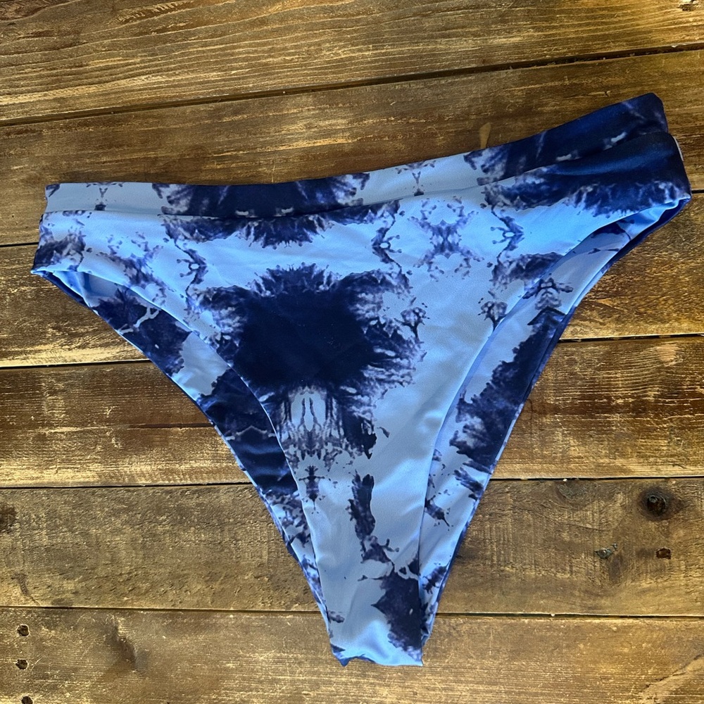 Purple Tie Dye L Bikini Bottom NWOT Fun For The Summer Beach Or Pool